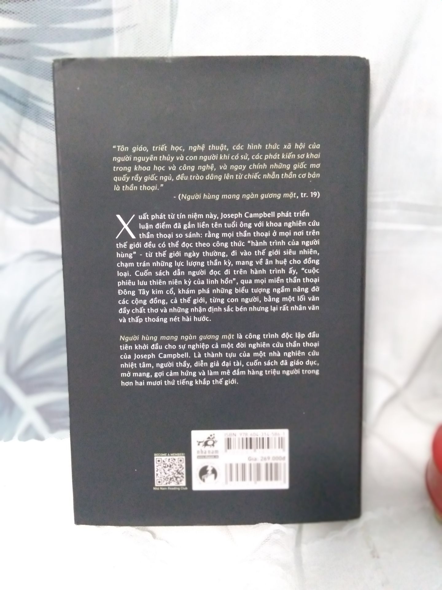 đọc review mình khá thích cuốn này tuy không giao nhanh như những lần trước thì bù lại giá ship và thất vọng vì sách bìa cứng không được bọc nên bám bụi khá dơ