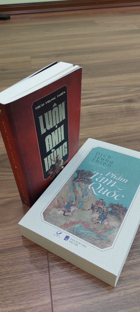 Trong số trùng trùng lớp lớp các nhân vật ưu tư, kiệt xuất nổi danh trong lịch sử Trung Quốc, Dịch Trung Thiên lựa chọn 5 nhân vật quen thuộc: Hạng Vũ, Tào Tháo, Võ Tắc Thiên, Hải Thụy, Ung Chính ; đó là những tên tuổi với sự nghiệp không thể phai mờ, hình tượng cá nhân chói sáng cùng những câu truyện hấp dẫn còn lưu lại. Sở dĩ cuốn sách bình phẩm mấy nhân vật như vậy là vì họ có cá tính, hơn nữa cá tính rất mạnh. Họ cũng là những cá nhân mà sức hút với hậu thế vẫn còn mãi, nhưng không có ai không là nhân vật đầy tính bi kịch. Mới hay tiến thoái vinh nhục, thắng bại được mất của một con người, không hoàn toàn do người đó quyết đinh, thâm chí là hoàn toàn không.
“ Luận anh Hùng” thực chất chính là câu chuyện kể về những con người muốn đi ngược dòng thời đại để thực thi lý tưởng của mình. Câu chuyện ấy nằm trong một đại tự sự lớn hơn của cả Trung Hoa, với việc điểm qua các mô hình quản lý xã hội khác nhau dọc theo chiều dài lịch sử, với sự bóc tách đến tận cùng nhũng ưu khuyết điểm của các hình thức cai trị khác nhau “ đức trị“, “ pháp tri”, “ nhân trị” . Đọc “Luận anh hùng” ngoài các nhân vật trung tâm còn có rất nhiều các nhân vật khác thành ra đọc một nhân vật  lại biết thêm cái hay cái dở nhiều nhân vật khác, tìm hiểu cá nhân cũng hiểu được cả một thời kỳ lịch sử, đọc về thời đại này cũng dễ so sánh bối cảnh thể chế của nó với thời  đại kia. Đây cũng một điểm hay của tác phẩm