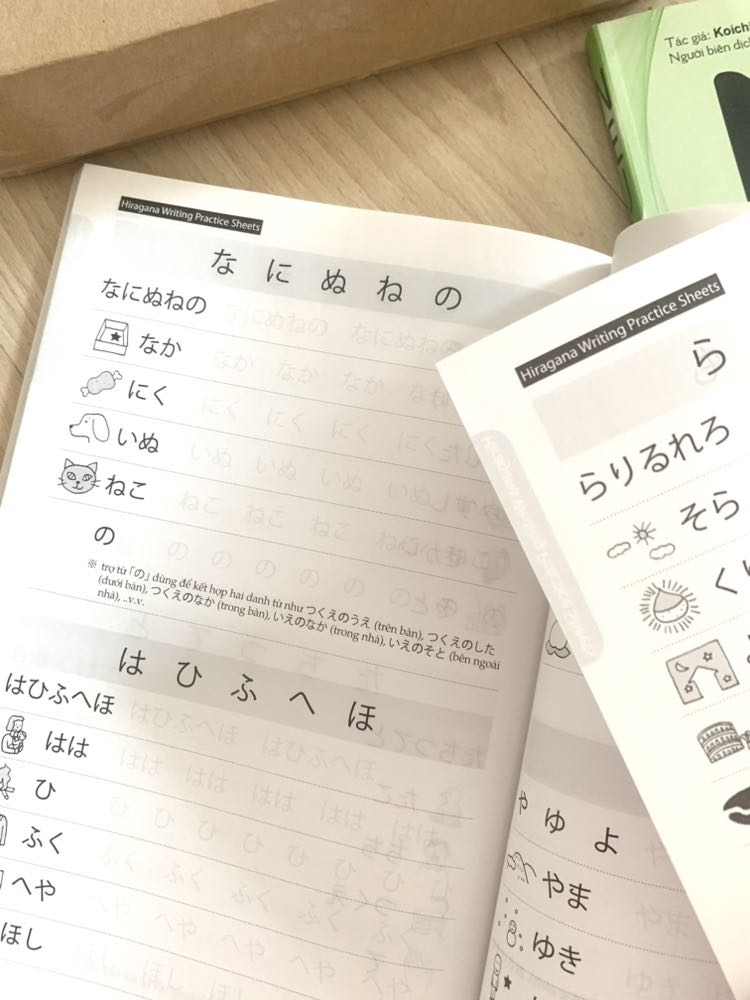 M đặt bên NV lần nào cũng giao rất nhanh, app chưa cập nhật thì đã nhận đc hàng rồi, hộp cũng rất xinh.
Cầm cái hộp thấy nặng trong khi 2 cuốn sách nhìn cũng mỏng, mở ra mới biết sách in giấy láng láng như mấy cuốn tạp chí nên mới nặng vậy, nhìn đẹp sờ cũng sướng tay ko nỡ ghi gì lên sách luôn 😂
Nội dung thì nên học bảng chữ cái trước rồi đọc vào sẽ ổn hơn. Có link tải audio trong sách nếu không có ổ CD để mở đĩa. Trình bày bài học chủ yếu là mẫu đối thoại, đoạn văn thường dùng và thực hành dựa trên mẫu đó,  ngữ pháp giải thích ngắn gọn súc tích nên có thể hơi nhanh cho những bạn chưa biết gì về tiếng Nhật (sách có phần luyện chữ ở sau nhưng là thực hành viết từ vựng). Còn đọc đc bảng chữ cái rồi thì vô tư 🤩
Tổng kết là m rất ưng bụng 💓