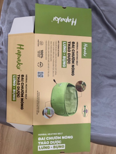 - Màu xanh mát mắt.
- Có thể tháo phần túi thuốc, miếng tạo nhiệt ra để giặt sạch, do phần vải là da lộn/nhung nên mình giặt với sữa tắm, phơi trong bóng râm.
- Nên lấy khăn ẩm sạch, lau phần ngoài trên túi thuốc, giúp sạch bụi bẩn. 
- Nhiệt ở mức cao làm nóng nhanh, nên mình dùng cho 15’ đầu, lát sau mình chuyển sang mức các mức khác (mình dùng chườm bụng, phần da mỏng).
- Gối chườm quà tặng kèm theo: bỏ lò vi sóng như hướng dẫn, nóng lâu.

Tóm lại: nên mua nhé, mình sẽ trải nghiệm thêm những sản phẩm khác.