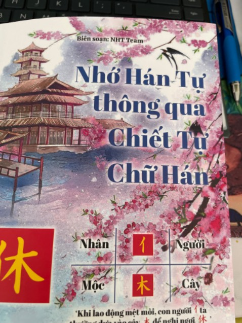 Sách dày đẹp, chữ in màu, nội dung hỗ trợ tốt cho việc học tiếng Trung Sách dày đẹp, chữ in màu, nội dung hỗ trợ tốt cho việc học tiếng Trung