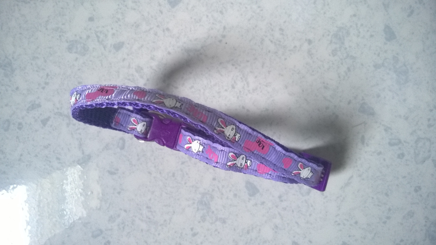 Vòng cổ không xinh lắm........................................................... Vòng cổ không xinh lắm...........................................................