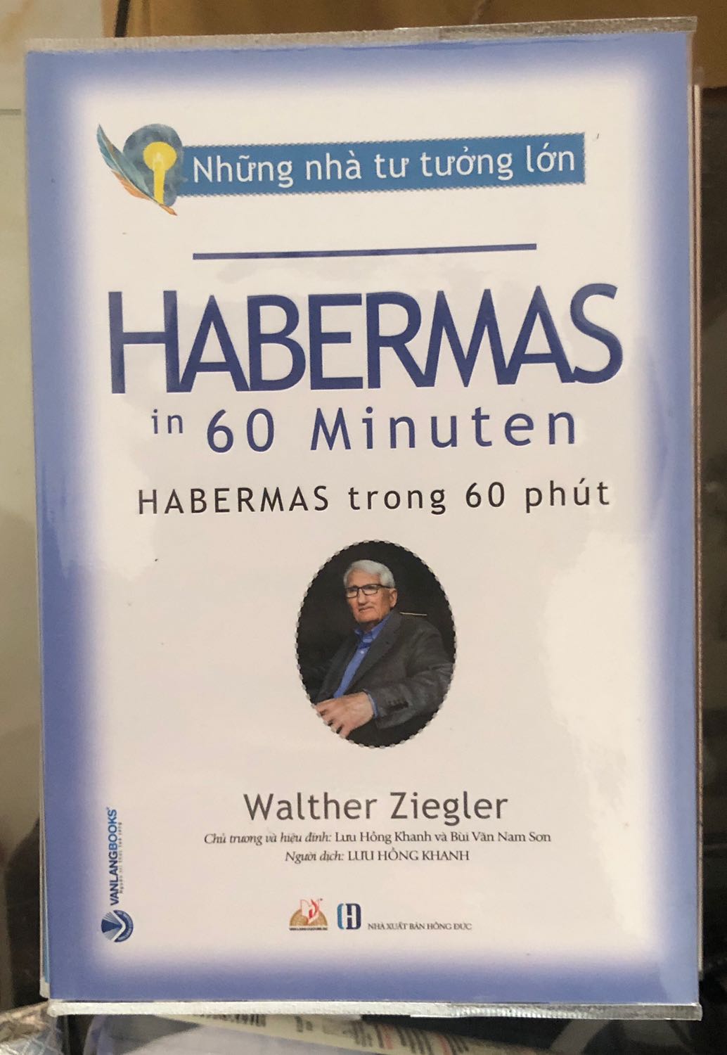 Sách đẹp, đóng gói ẩu, bọc sách plastic đẹp, chuẩn, giấy rất mịn, in hình ảnh đẹp. 
Habermas có một thị kiến lớn. Sự hiểu biết nhau qua ngôn ngữ sẽ nối kết toàn thể nhân loại với nhau. Bởi chính trong ngôn ngữ đã được đặt để cái ước vọng về sự hiểu nhau càng luôn mãi lớn lên.