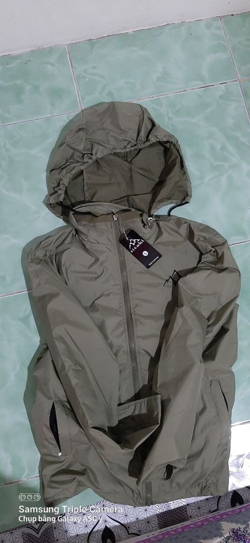 vừa nhận hàng xong, thấy cũng rất ok, nhưng có cái là mỏng hơn áo cũ của tôi, phải túi trong nằm phía trên thì tốt hơn với áo dầy hơn chút nữa và nỉ ra đến tay áo luôn là ok 👍