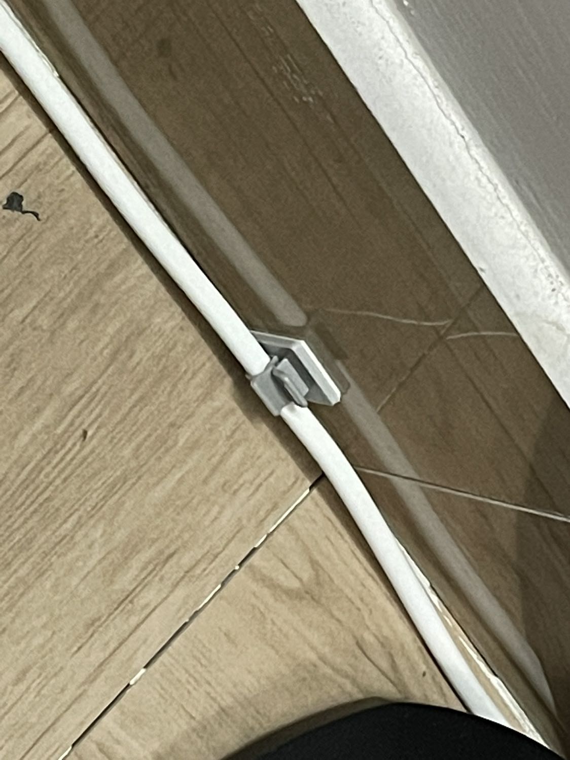 Sản phẩm đúng như mô tả của shop, rất chất lượng, keo dính rất chắc. Tuy nhiên chỉ vừa 1 sợi dây to, tuỳ theo tình hình mà mua thêm loại to.
Nhìn chung rất hài lòng, tiki giao nhanh. 5 sao!!!