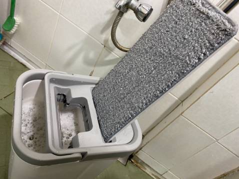 Sản phẩm đúng là có sự khác biệt so với các sản phẩm như tôi đã dùng lúc trước. Chổi lau hình chữ nhật giúp lau sạch hơn nhưng góc cạnh, chân tường nhà, diện tích bao phủ tốt hơn là chổi lau có bông lau.
Cơ chế giật và vắt của bộ lau nhà này cũng tốt và ưu việt, nước vắt khá khô ráo, bụi bẩn bám vào khăn cũng được gột sạch sau khi g9a85t bằng cách kéo lên nhúng xuống.
Tôi sẳn lòng giới thiệu sản phẩm cho các người quen của mình. Cảm ơn Parroti.