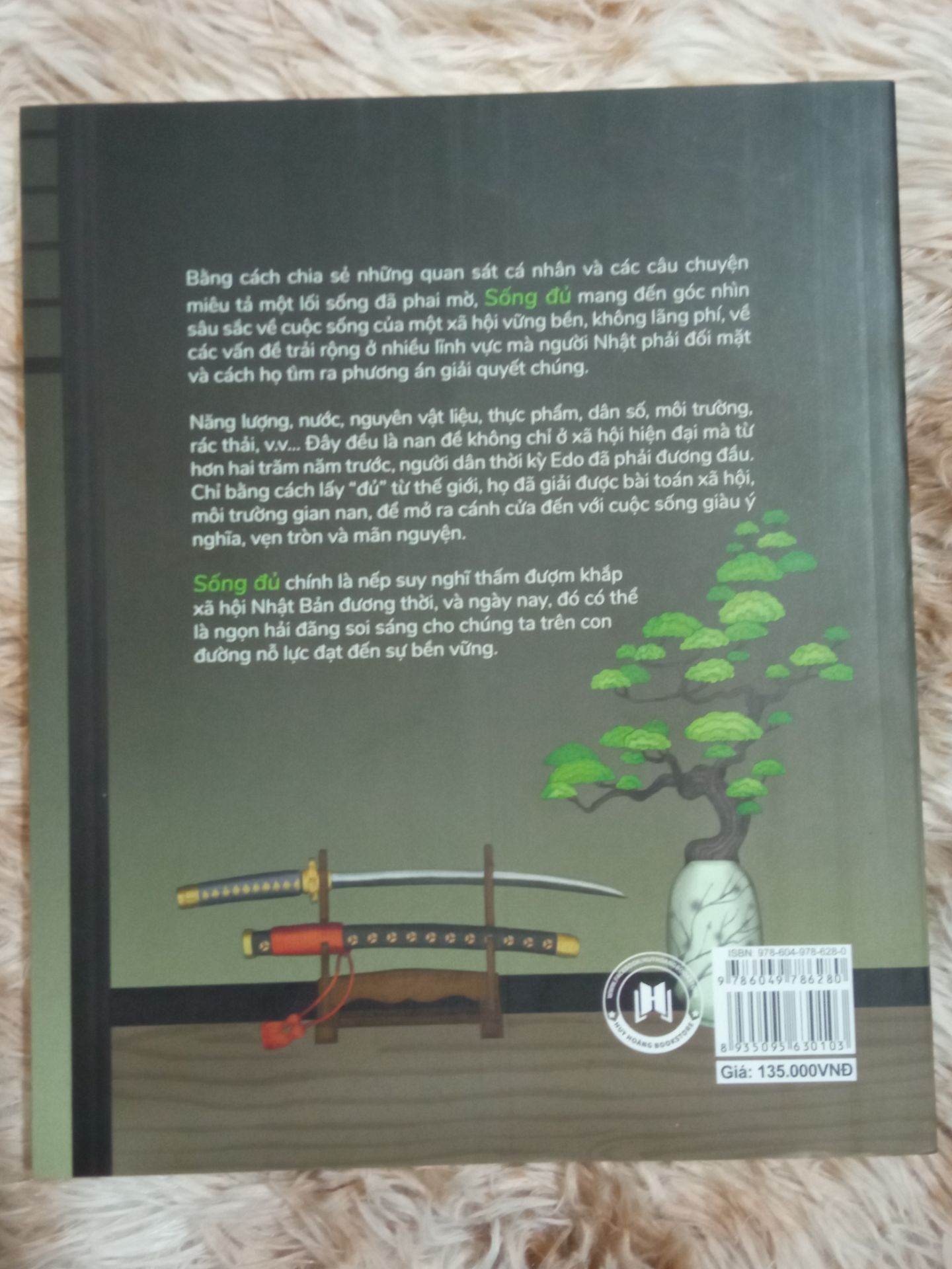Sách phù hợp với bạn nào muốn tìm hiểu hoặc yêu thích văn hoá sống Nhật Bản, nhất là làng quê. Hoặc muốn trải nghiệm sống chậm, xanh sạch an lành.