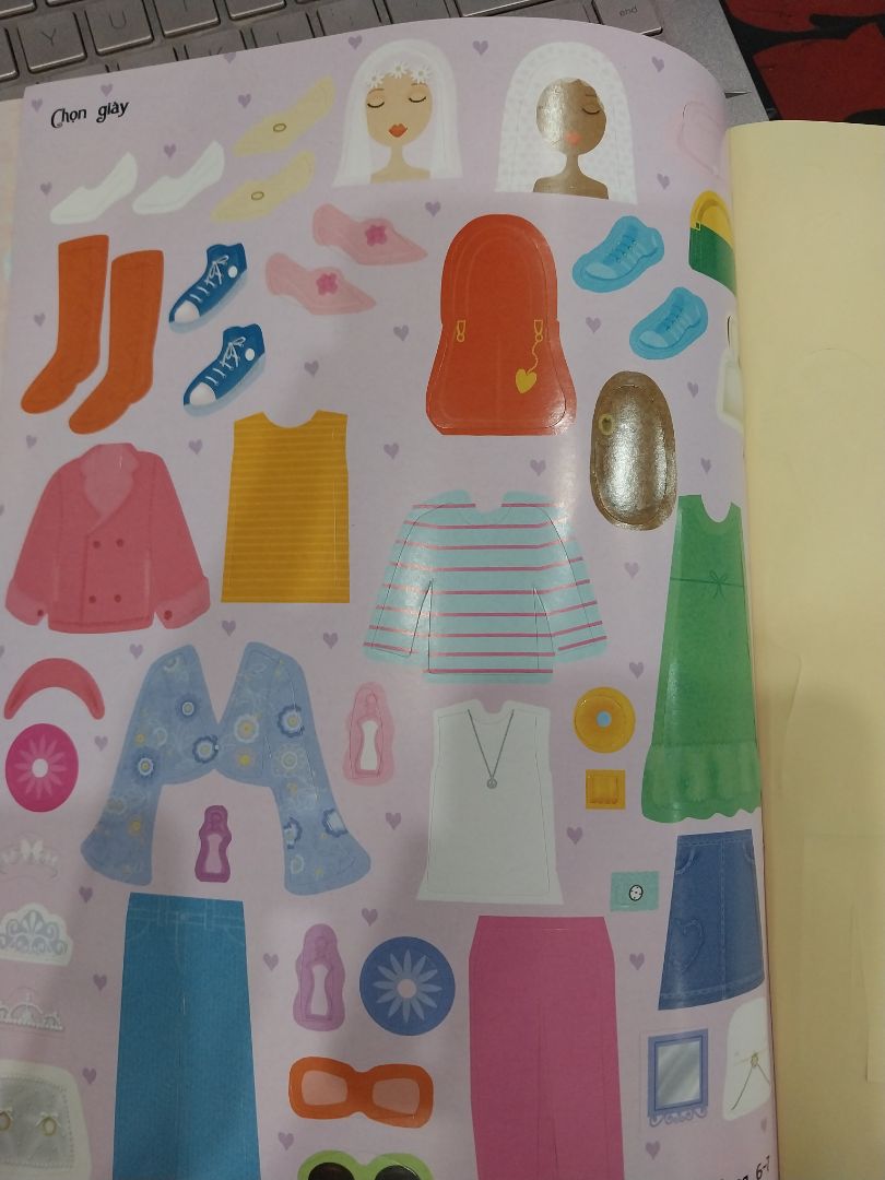 sách đẹp, có nhiều sticker quầ áo và phụ kiện, con gái rất thích