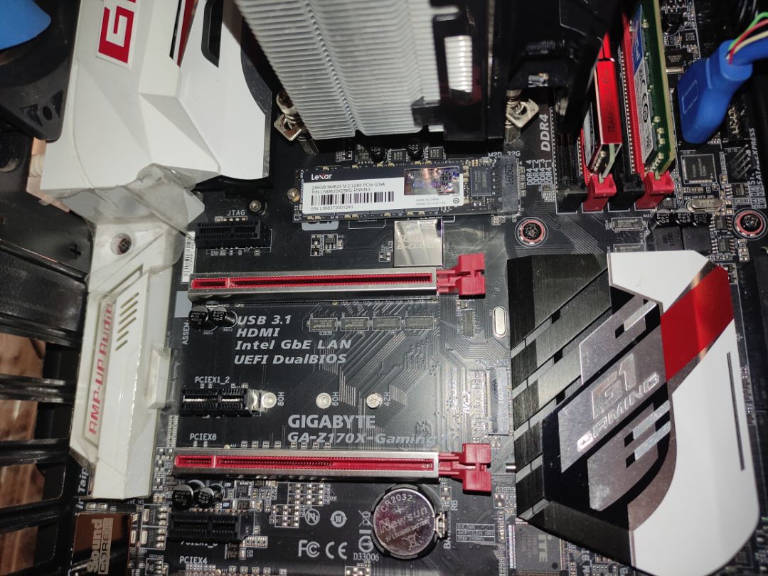 mua dc giá tốt 745k. tốc độ đọc/ghi 2400/1100 rất ok. load win mượt hơn hẳn ssd sata 3. tặng kèm ốc rất chu đáo dù main có kèm rồi.