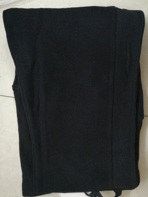 chất vải dày dặn, trên có lưng chun co giãn tốt, có cái đai thắt điều chỉnh độ rộng nên có thể mặc thoải mái trong thai kỳ. Form quần chuẩn👍🏻