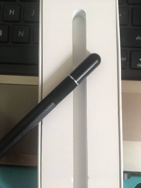 Mẫu mã đẹp, chất lượng bút ổn, mới sử dụng nên mình không đánh giá có bền không. Thân bút có bọc lớp cao su vân ngang để chống mỏi tay khi sử dụng bút trong thời gian dài. Bút có nắp vặn để bảo quản ngòi bút. Nói chung là ổn và mình rất thích kiểu dáng này.