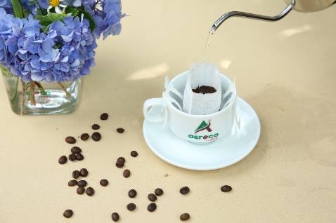 Đây là sản phẩm cao cấp của trang trại cà phê aeroco coffee. Họ thu hái trái chín 100%, sơ chế và bảo quản cầu kỳ nên chất lượng cà phê của phin giấy rất cao, hương thơm nhẹ nhàng, rất phù hợp với tôi.