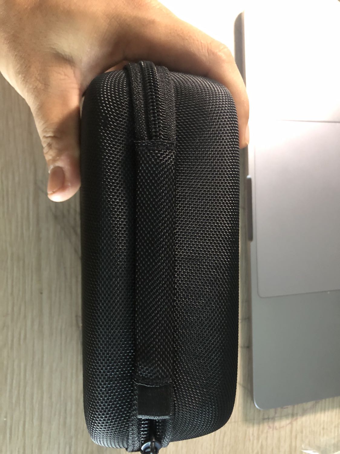 Tiki giao đúng hẹn, sản phẩm đúng như mô tả trong bài. Mình đựng cục sạc , dây sạc Macbook & dây sạc điện thoại, Chuột. Khá vừa vặn