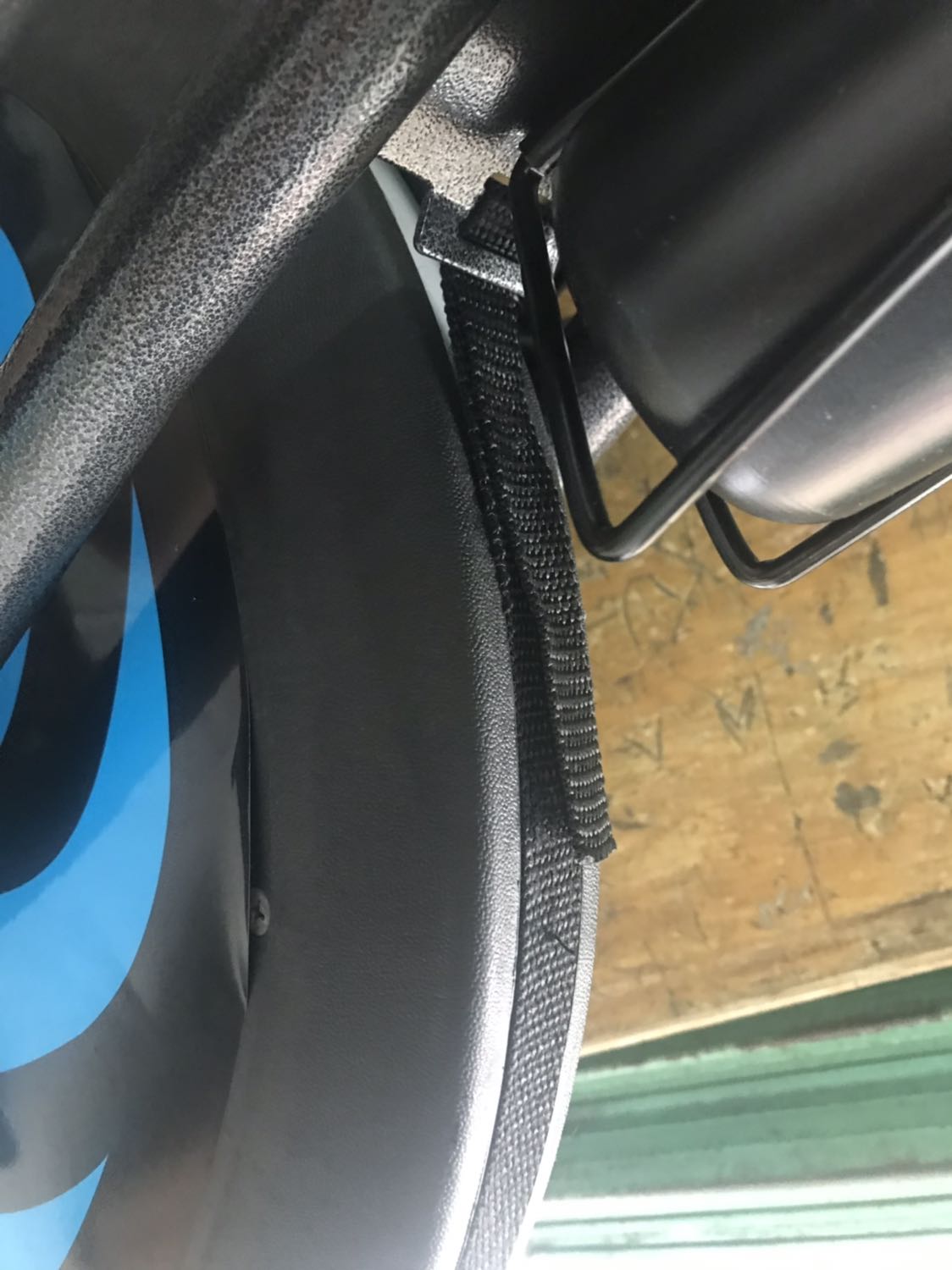 Thì ra màu xanh chỉ là miếng decal. Sau khi khui hàng ra phát hiện miếng decal nhiều chỗ bong tróc, đã dán vào lại nhưng vẫn bung, còn cái nút vặn để điều chỉnh tốc độ chỉ để làm kiểng, ko hề có tác dụng. Vì thấy cái này giao nhanh nên đặt mua. Tiếc tiền. Cái bánh xe lúc xoay phát ra âm thanh và chao đảo.Cái đồng hô đo thì siêu vẹo, phải dùng dây cột chặt vào thân máy. Quảng cáo cũng chỉ là quảng cáo, chắc do mình ko đọc kĩ. Giờ trả hàng thì có được ko?