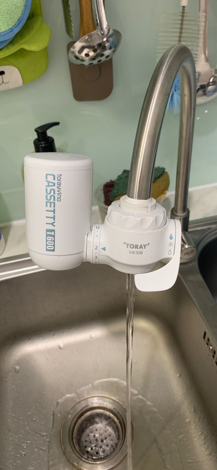 Giao hàng nhanh, có hdan bằng TV, đầu vòi đúng là khó lắp nhưng lúc trc mình đã từng lắp 1 loại khác cũng gặp vấn đề tương tự nên mn chịu khó quấn keo lụa vào sẽ khắc phục đc, lõi lọc nhỏ, csuat 600l nghĩa là nếu trung bình mỗi ngày lọc 10l thì dùng đc tầm 2 tháng còn nếu lọc nhìu hơn thì tgian sẽ ngắn lại nên chỉ thik hợp cho nhà có 1-2 ng dùng.