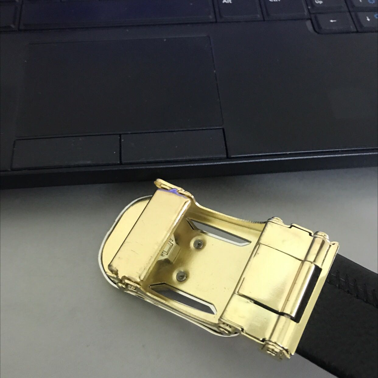 Thắt lưng đầu khoá nhìn đơn giản nhưng đẹp, có vẻ chắc chắn. Thiết kế khoá gọn dễ dùng. Dây da dài mềm. Sản phẩm ok, so với mức giá thì đáng mua.