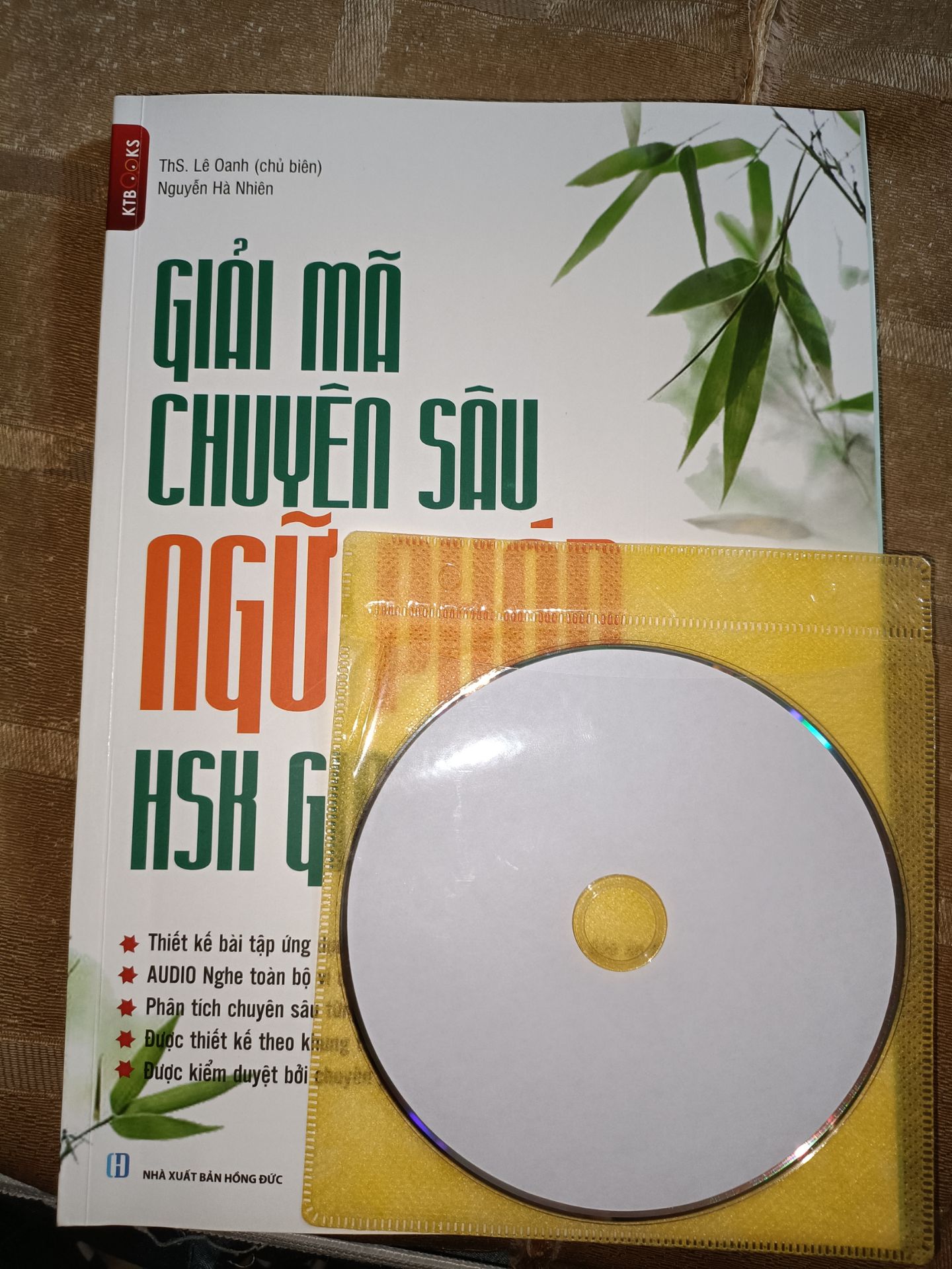 Giấy đẹp, trình bày chữ to rõ và khoa học. Các mục bài học cũng rất hay và bổ ích. Mê nhất là các hình cổ đại được in trong quyển sách này.