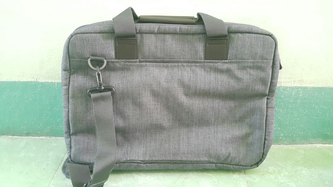 Hài lòng với sản phẩm. Cặp xách gọn, nhẹ, nhiều ngăn tiện dụng. Đựng gọn lattop 15.6 in. Chất liệu ok, đường may chắc chắn.
Tuy nhiên trên nhãn sản phẩm có ghi bảo hành 5 năm nhưng không thấy phiếu bảo hành trong sản phẩm???