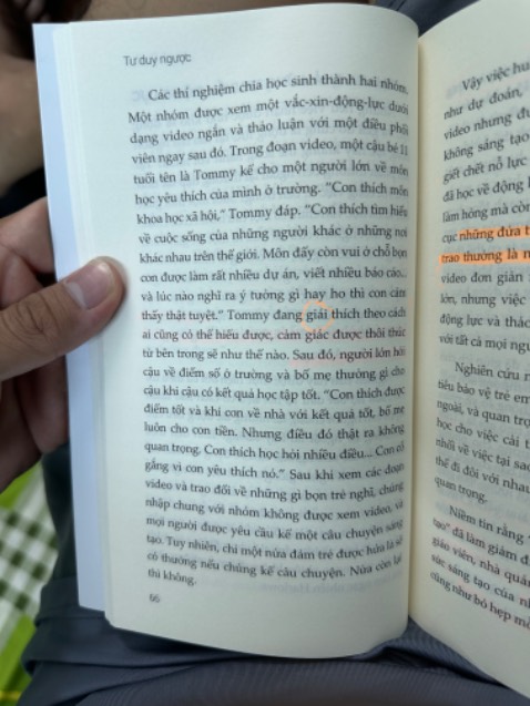 Shop giao hàng tốt, okay

Theo cá nhân mình đánh giá sách 6/10
Mình chỉ thấy một ít chỗ là hay, đáng lưu tâm
còn lại thì viết Nội dung hơi khó khăn cho người đọc, giải thích lòng vòng, ngoài ra còn viết sai chính tả khá nhiều
Đối với mình, là người mới, đang tập tành thói quen đọc sách, thì mình thấy quyển sách này không phù hợp lắm mặc dù đã cố gắng đọc tới 8 phần 10 cuốn sách rồi vẫn thấy khó thấm nội dung.
