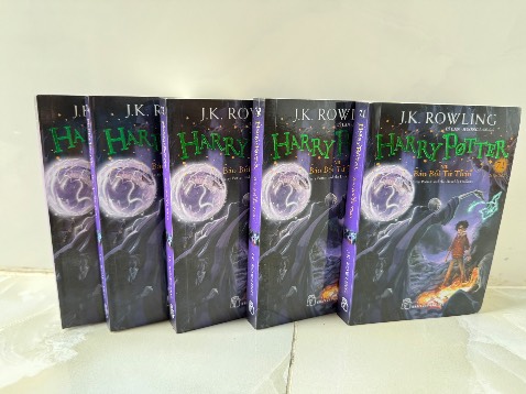 - bản khổ nhỏ cầm rất thích tay, chữ bên trong không quá nhỏ, chất giấy không giống bản HP 7 cuốn.  
- săn deal trên Tiki giá giảm gần một nửa. 
- mình mua trước tập 6 và 7 trong đợt sale 8/8.
- tiki giao hàng nhanh