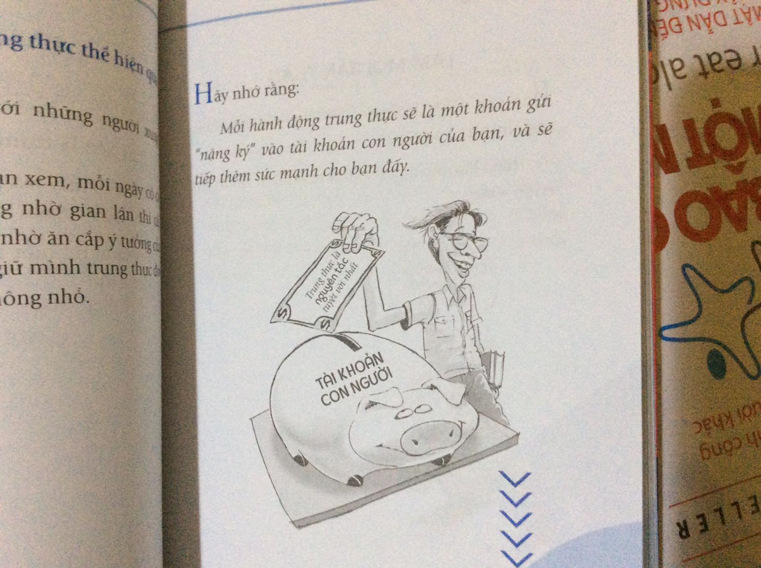 Mình nghĩ cuốn sách này phù hợp cho những bạn nhỏ vì đa phần sẽ có hình ảnh màu kết hợp với những cấu trúc giải thích ý cho dễ hiểu.
Cá nhân mình thì có khuynh hướng thích cuốn 7 thói quen gốc của tác giả hơn (cuốn toàn là chữ á) vì bản ấy tác giả có giải thích, có cho ví dụ, lý giải chi tiết & sâu sắc hơn. Tuy vậy, cuốn này giống như một bản tóm tắt thu nhỏ đầy thú vị, dành cho các bạn nào thích ngắn gọn & muốn coi lướt lại ý chính một cách mạch lạc & chỉnh chu.