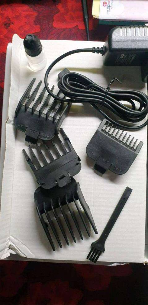 Dùng êm, dễ tháo lắp, dễ vệ sinh, cắt 3 đầu mà pin vẫn thoải mái. Máy cầm chắc chắn. Rất hài lòng 👍