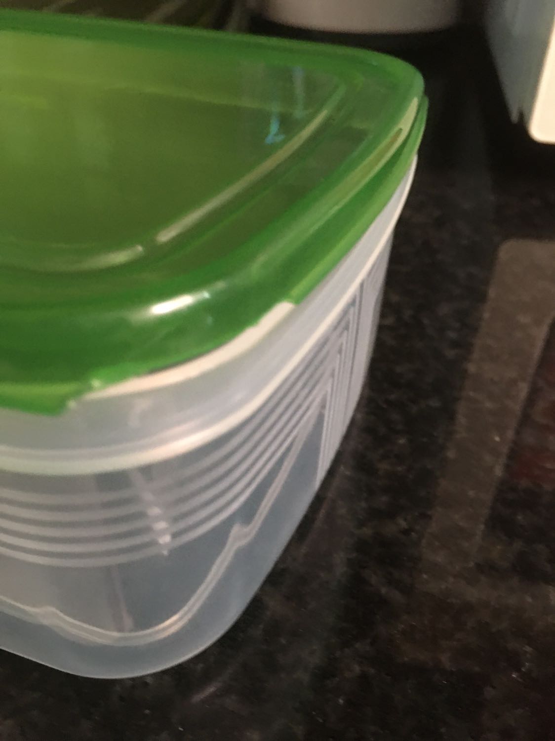 nắp hộp bị vỡ