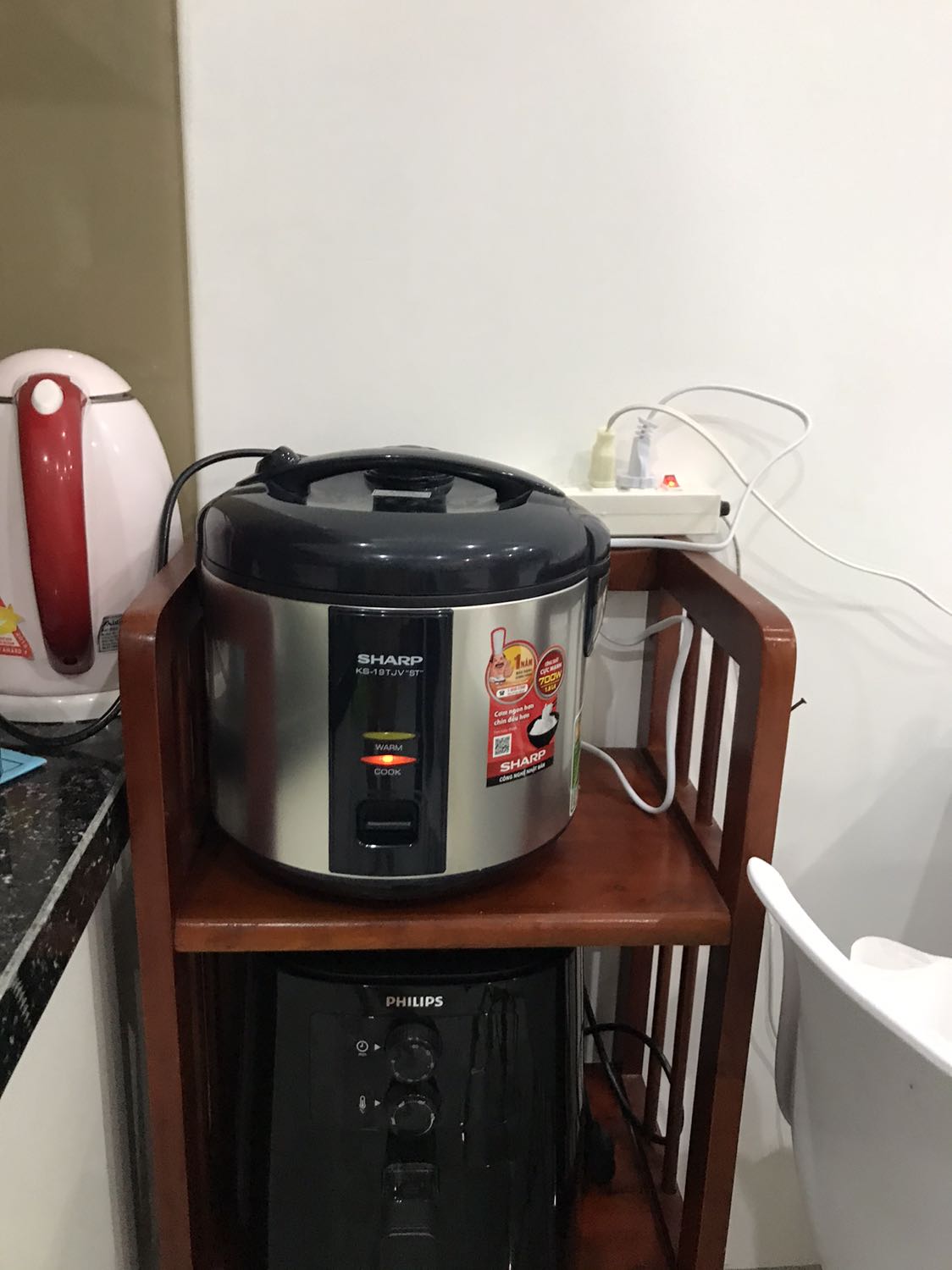 Hài lòng. Nồi to. Hơi nước thoát lên nắp nồi ko bị đọng trong nồi cơm. Dùng lâu thì mới biết độ bền nhưng hy vọng sharp đã là thương hiệu thì nồi sẽ tốt bền.