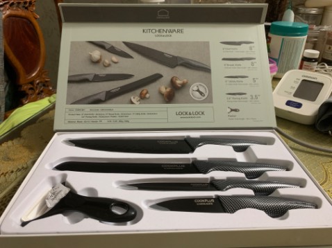 Bén, cắt ngọt, nhìn ngầu nha. Tuy nhiên cái hộp đựng hơi hôi, làm sao khử mùi cái hộp đi để khách hàng mở ra đỡ choáng là 10 điểm nha. Dao đẹp mà bị cái hộp đựng có mùi nên không kịp đọc trên hộp viết gì, chụp tấm hình review cũng phải bịt mũi