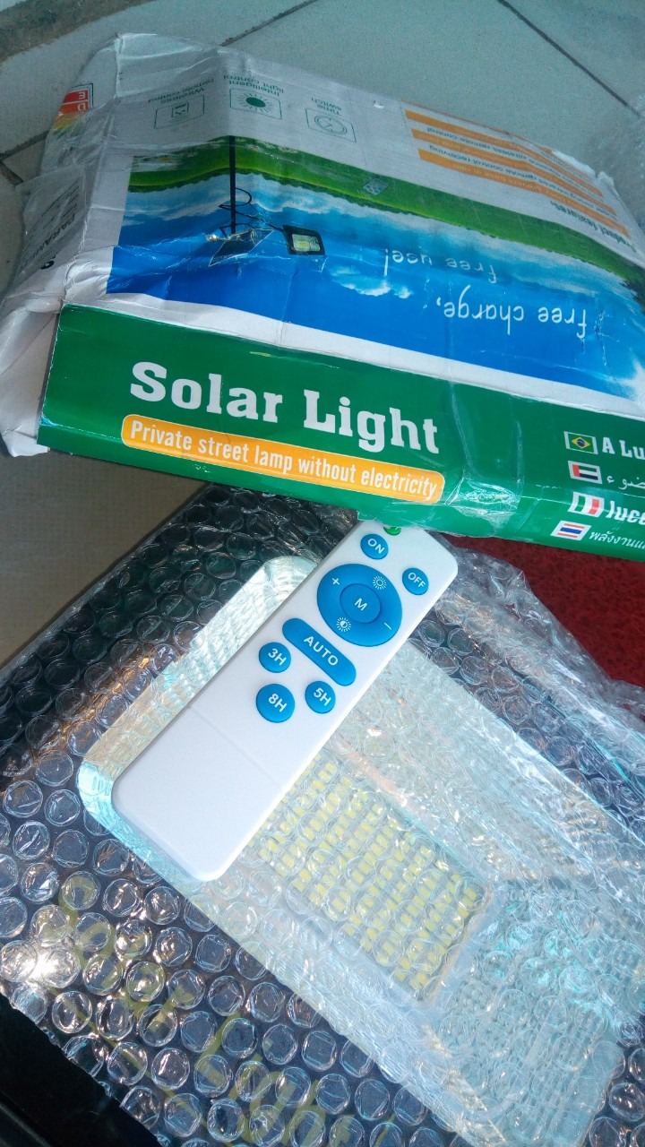 Sản phẩm nhận không giống như hình. Kích thước Solar nhỏ xíu, nhỏ hơn cục gạch 40x40cm. Sản phẩm nghi ngờ hàng giả kém chất lượng. Mặc khác, sản phẩm đóng gói rất tệ, hàng về móp méo hộp xấu xí vô cùng. Đề nghị hoàn tiền.