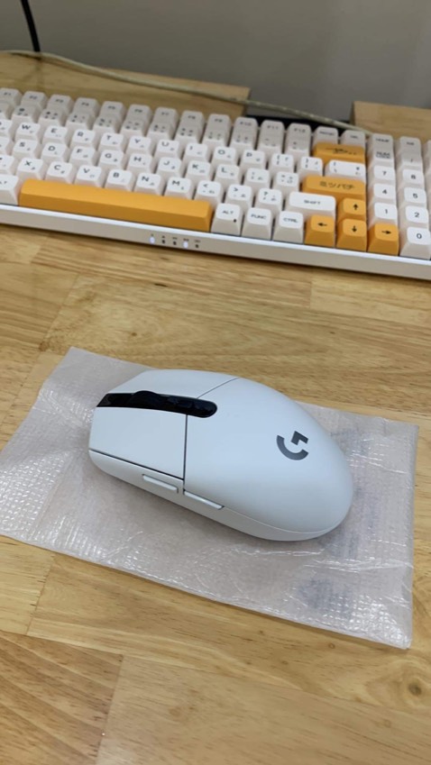 Build quality tốt, tín hiệu tốt, cầm vừa tay, 1 con chuột chơi game đơn giản vừa đủ xài không có những tính năng tao lao. Less is more mice !!!