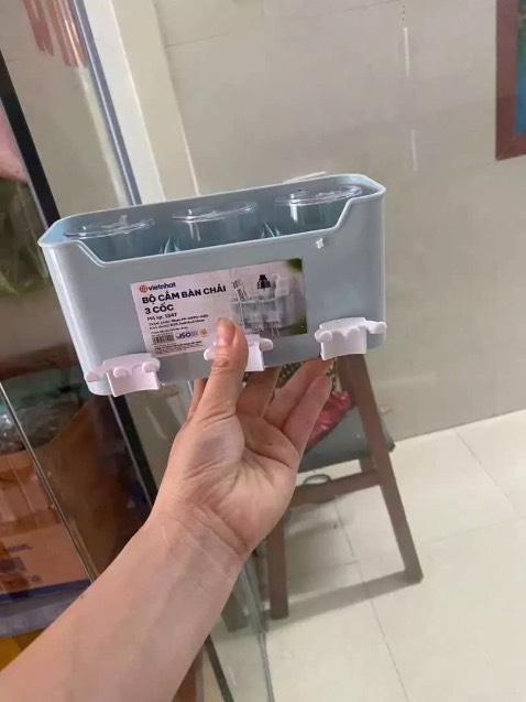 Ko up được video cho mọi người xem , chứ hàng y như hình mình đăng , chất liệu nhựa cứng cáp , keo kèm theo là keo của 3M nên dán rất chắc chắn