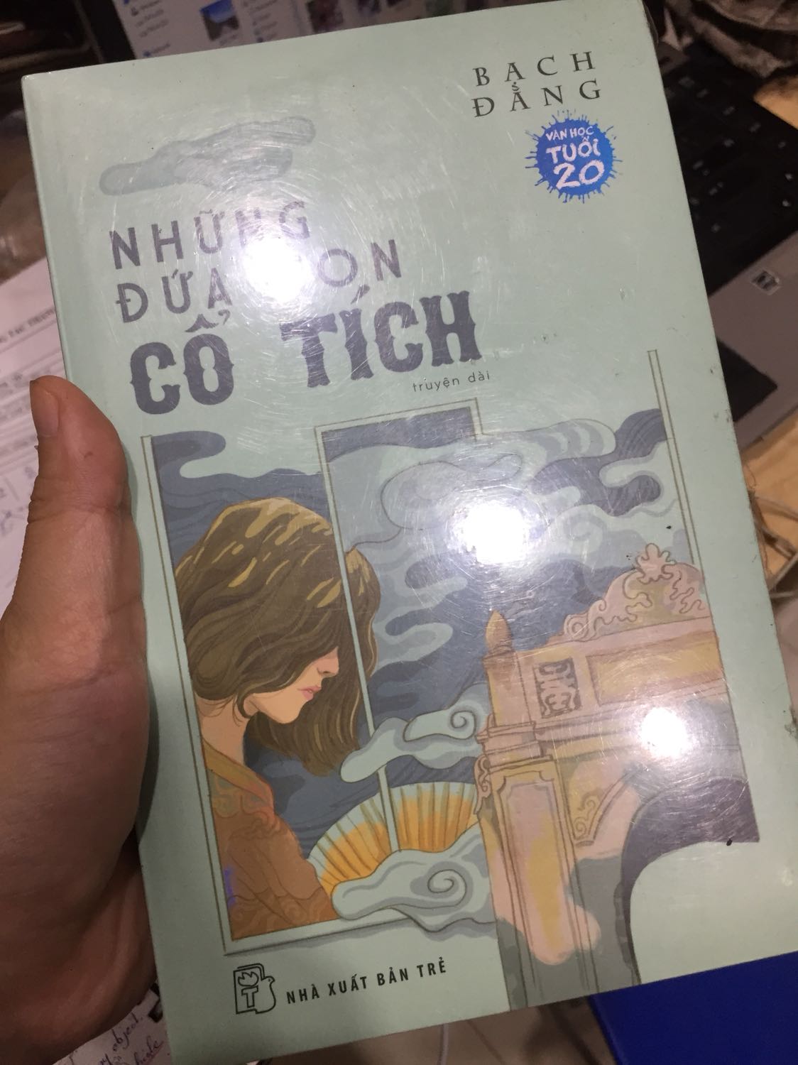 Sách mới cóng, còn bọc plastic. Tiki giao hàng rất nhanh. Nội dung có vẻ hay nhưng mình chưa đọc do bận nên chưa review được. Hy vọng vào sự lựa chọn của Văn học tuổi 20 vì mình đã đọc 2 tác phẩm rất ổn dự thi giải này.