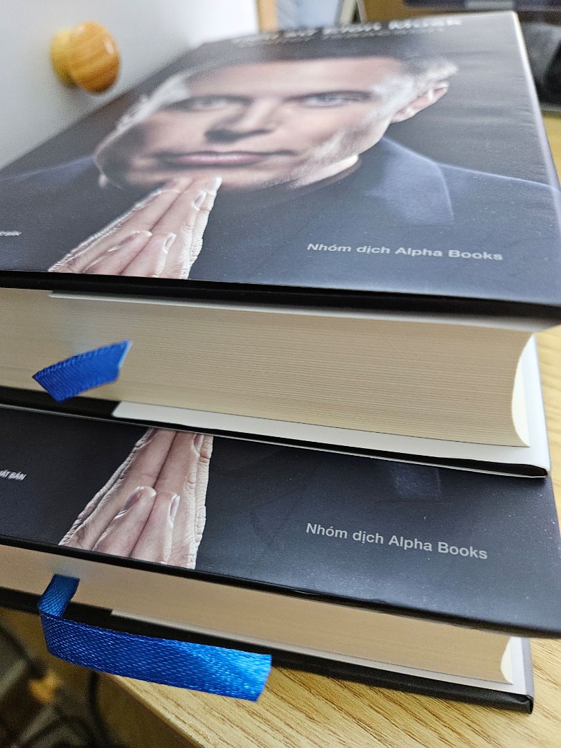 Ko comment về nội dung sách vì chưa đọc. Nhưng ko hài lòng dịch vụ của nhà sách. Ts bảo pre-order được quà rồi mình pre-order trước cả tháng xong được cái nịt ạ. Cay đcđ như bị ***. Ts mình còn mua tận 2 quyển nhé. Tí quyển kia rate 1 sao nữa 😡😡😡