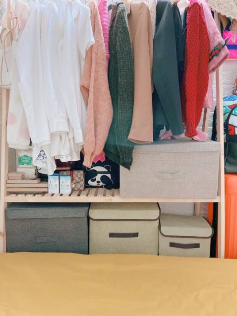 Chu choaaaa, đẹp quá, em đã mua mấy cái túi thụy điển dạng này, đặt lên tủ quần áo xinh xỉu up xỉu down nhá!!! Rất gọn gang, các TD1, TD2 đã mua rồi, còn TD3 này nữa thôi. Mấy dòng của tủ đựng đồ lần này rất ưng nhé, khuyên các bạn nên đặt mà giá rổ cũng hợp lý. Chất vải mình thấy lần này là vải dệt thì phải, màu kem xám nên bền bỉ chắc dai hơn, không phải loại như TD1 kia, nhưng mỗi cái có 1 phong cách riêng, cái kia hợp với đồ văn phòng, mình lấy cái này để ở phòng ngủ thì hợp lý qáu!! 
Hộp chắc, đường chỉ may chắc tỉ mỉ, có điều cái nắp hộp thì nó hơi bị bẹp, nhận hàng phải nắn lại!! nhìn chung thì ok hàng xịn mịn. vuông vức. đã mua quen rồi, nên em cho shop 5 sao nữa hihihahi. Giao hơi lâu à nghen