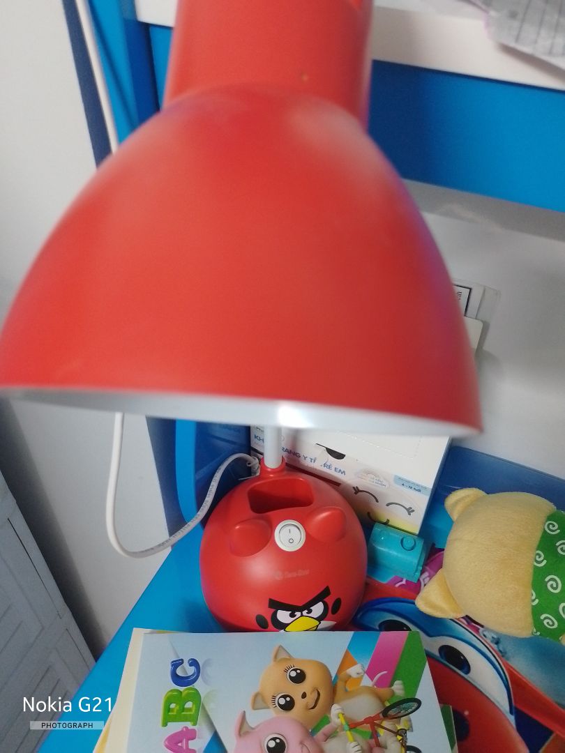 Đèn bàn này ok, thân cao giúp ánh sáng chụp từ trên xuống bé ngồi học đỡ chói mắt.