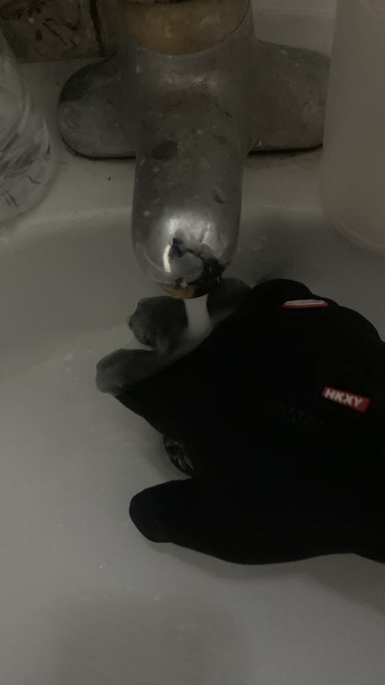 gang tay thiết kế đẹp, cảm ứng khá nhạy, đã kiểm tra chống nước nhưng không được như quảng cáo, mới đầu xả nước thấy khá là ok nhưng sau đó ngay lập tức bị ướt k phải nước qua chỗ kéo khoá nên mình nghĩ là đi mưa nhỏ thì cũng khá là ok