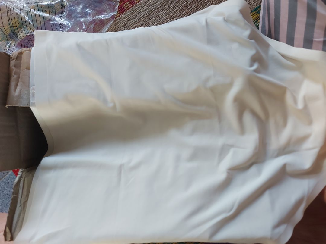 quần chỉ có 2 thanh chống cuộn và phần gen chỉ có ở mặt trước không giống như quảng cáo