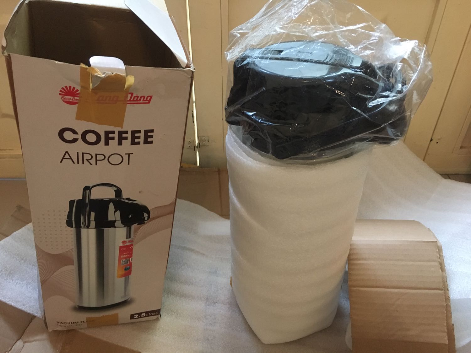 Tôi mới nhận phích nước 2.5 L Rạng Đông có cần bơm tay tiện dụng. Khi cầm thì có tiếng loảng xoảng. Mở nắp dưới đáy phích nước ra kiểm tra thì thấy ruột thủy tinh đã bị vỡ. Đề nghị đổi lại phích nước khác có chất lượng.