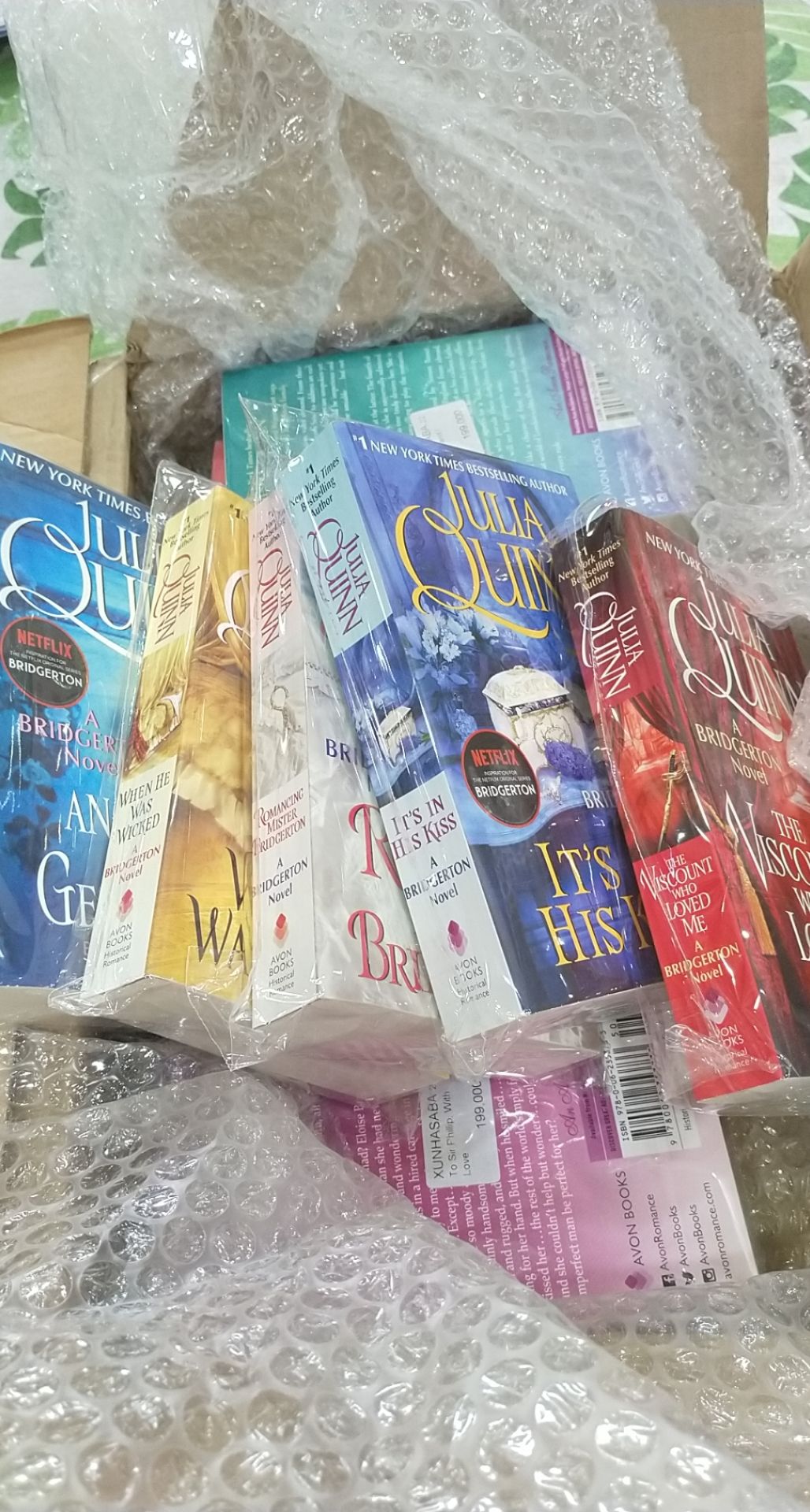 sách được giao đến nhanh hơn dự kiến trên app. đóng gói cẩn thận, có bọc chống sốc, mỗi quyển được đựng trong túi kính riêng. không có hiện tượng gãy, gập bìa hoặc gáy.