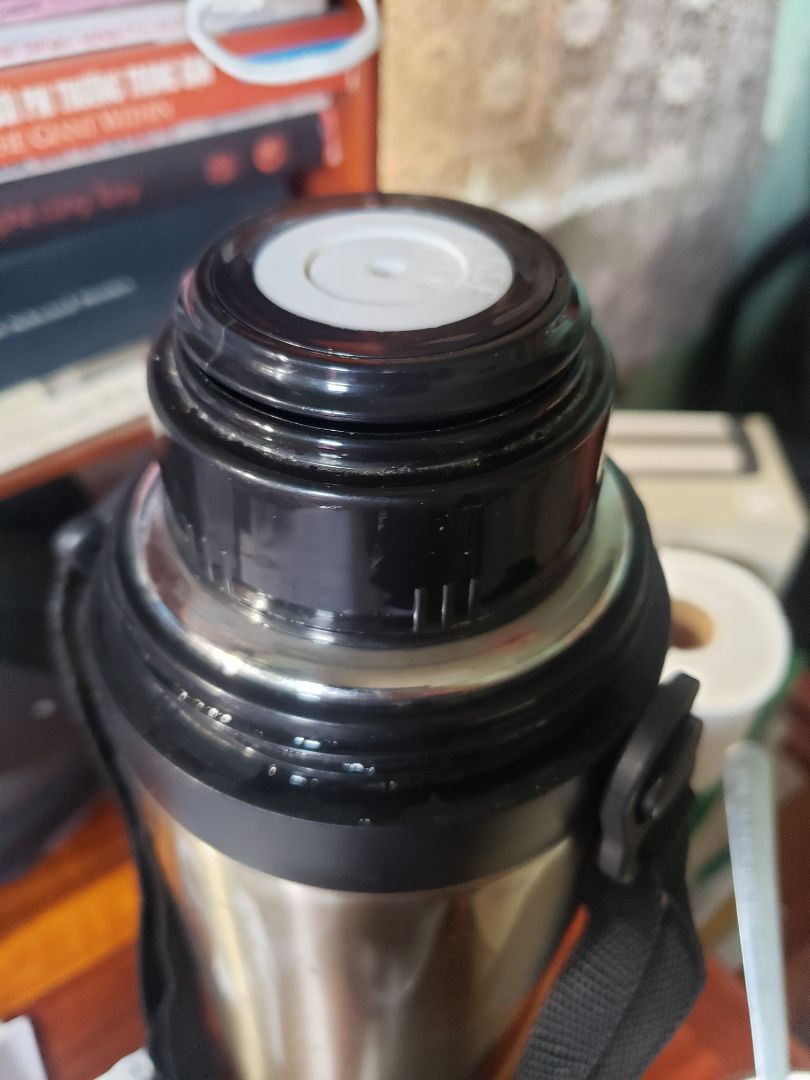 mua mới được 2 tháng thì cái nắp bình hỏng, không nhấn được nữa, giờ lấy nước rất bất tiện. nhắn shop, shop không bảo hành, tiki cũng không bảo hành. tệ