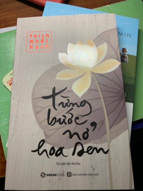 Những bài thơ nhắc nhớ về lòng biết ơn. Và người có lòng biết ơn sẽ được cuộc sống gửi đến những điều tốt đẹp nhất ❤️ Sách mỏng nhưng thiết kế chắc chắn, xinh xắn lắm nha mn