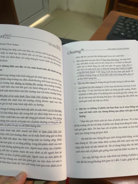 Cuốn sách chia sẻ về các mẫu hình biểu đồ đảo chiều và tiếp diễn của cổ phiếu dựa trên hành động giá và khối lượng.

Dan Zanger một nhà kinh doanh cổ phiếu đại tài đã kiếm đk lợi nhuận khổng lồ trong giai đoạn *** ông đã kiếm đk 42tr$.

Muốn thành công phải do bản thân rèn luyện mới có đk. 
Cảm ơn Tiki và a Trương Minh Huy đã đem đến người đọc nhưng cuốn sách hay như thế này.