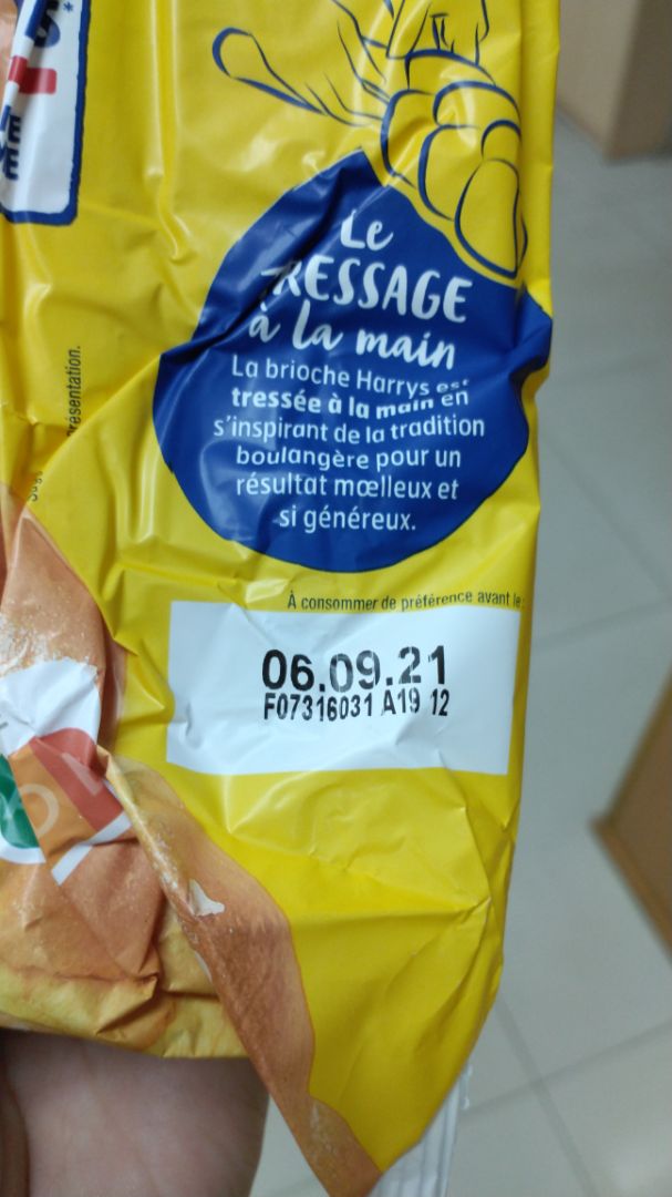 Bánh giao đến bị đè nát, lại còn hết hạn, nhắn tin shop chỉ biết xin lỗi, gửi yêu cầu đổi hàng đã chấp nhận nhưng mãi k thấy đến nhận hàng, giao hàng hơn 1 tháng nên đổi hàng cũng phải đợi hơn 1 tháng?