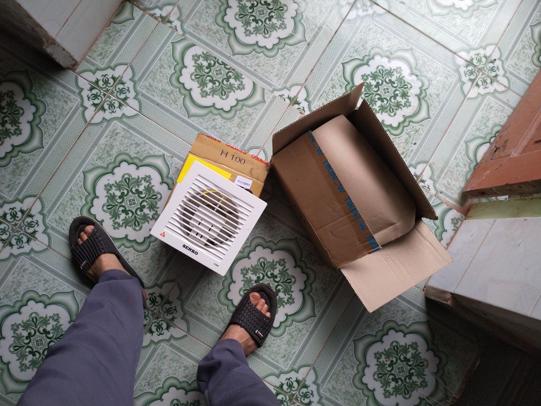 tiki nên cập nhật lại. kích thước phần âm tường của quạt là 12x12 cm mà lại tư vấn là để lỗ 15x15. đến lúc cắt 15x15 xong ốp quạt vào rộng ngoác ra. đánh dấu chỗ để bắt vít nở thì sát với mép cắt khoan ko khéo là bung tường thì bắt vít sao được nữa. quạt chạy êm, ổn, hút khỏe. chỉ bực mình mỗi cái là chỗ hỏi đáp có nviên tư vấn để lỗ 15x15 nên bực bội cho 4 sao.