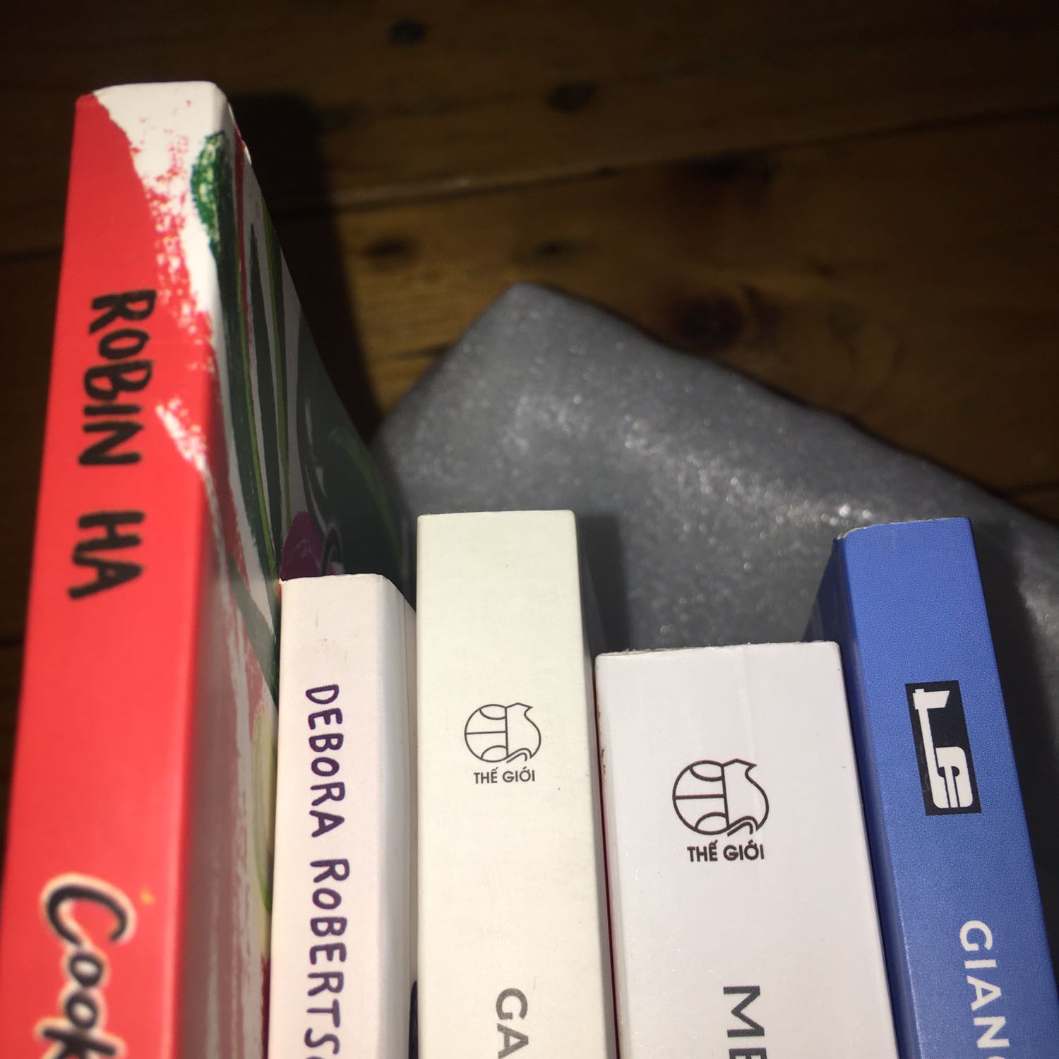 Giao hàng nhanh, shipper thân thiện, sách còn mới đẹp, không bị nhăn góc hay trầy xước gì nhiều, đóng gói tốt, mua giá sale nên khá rẻ.