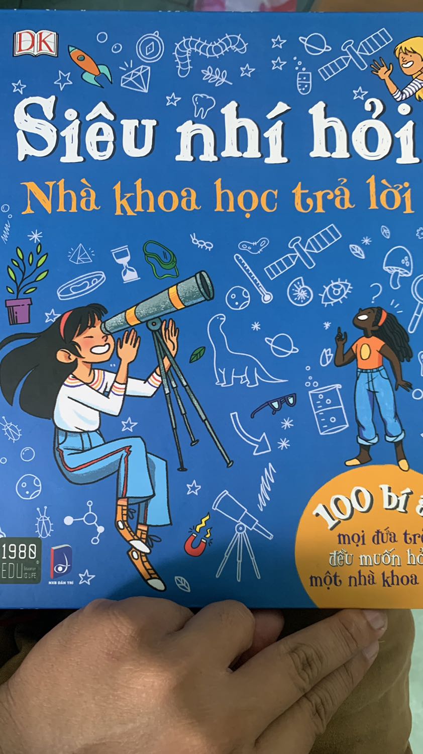 Cám ơn Tiki trước, vì luôn mang đến cho mình cảm giác thích thú khi nhận hàng.

Về sách:
- mình rất thích cuốn này, mua cho đứa cháu để đọc. Sách được đầu tư, giấy chất lượng, màu sắc tương phản.
- Nội dung: nội dung hấp dẫn, nhiều điều thú vị kể cả với người lớn. Tuy nhiên có những nội dung về "Vụ nổ Bigbang" hay "Thuyết tiến hoá loài người" thì mình nghĩ bên nhà xuất bản cần đính chính lại.
Vì cả 2 thuyết này đều là giả định chưa có cơ sở khoa học nào chứng minh điều đó. Hơn thế nữa, càng ngày có nhiều phát hiện lịch sử cho thấy rằng những thuyết này không còn thuyết phục.

Kết luận lại, đây vẫn là cuốn sách vẫn đáng giá tiền và giá trị về kiến thức.