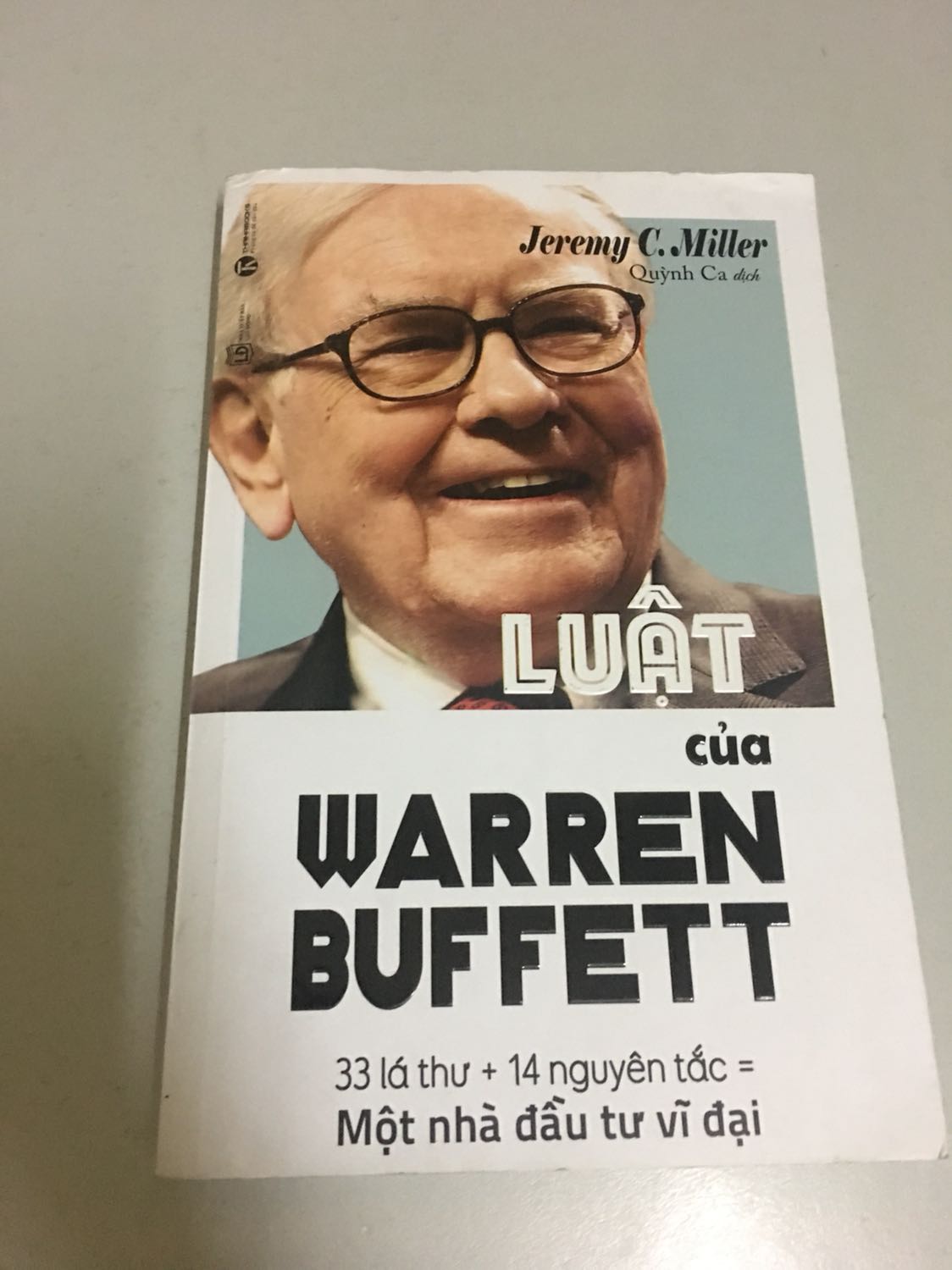 Mình vừa nhận sách ngày hôm nay, sách này chắc là sách cũ, gáy sách thì gẫy do người đọc trước , mặt trên và mặt dưới của sách thì vừa bẩn vừa quăn queo
