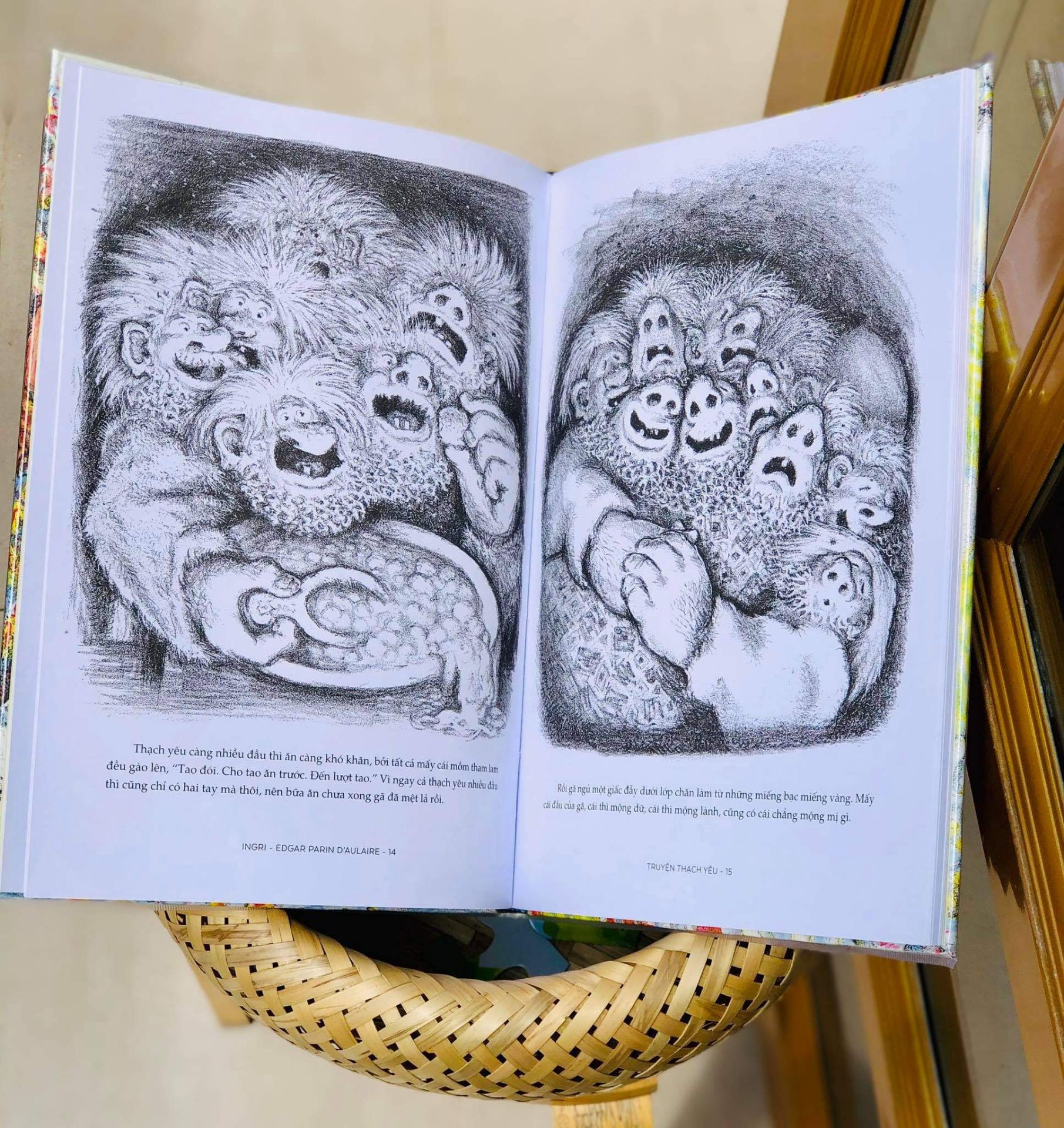 Cuốn sách chủ yếu là tranh minh họa rất đẹp, rất sinh động kèm lời kể về loài thạch yêu. Đọc cũng thú vị lắm, đủ truyện ly kì, quái gở về loài thạch yêu xấu xí. Ờ thôi vote mua!