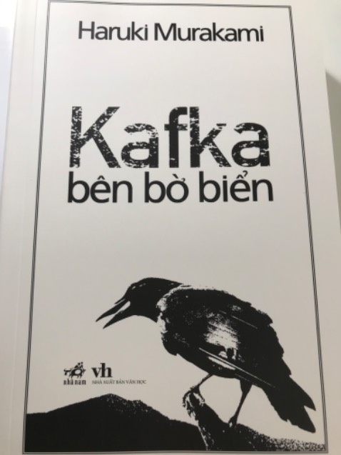 tiki giao hàng siêu nhanh nhưng khâu đóng gói ko ổn như ***, bên *** hình như là Nhã Nam tự tay gói hàng nên được bọc cẩn thận lắm kèm cả thiệp cảm ơn, sách cũng mới tinh. tiki sách hơi bụi mình phải lau đi. ngoài ra có 1 số lỗi như ảnh